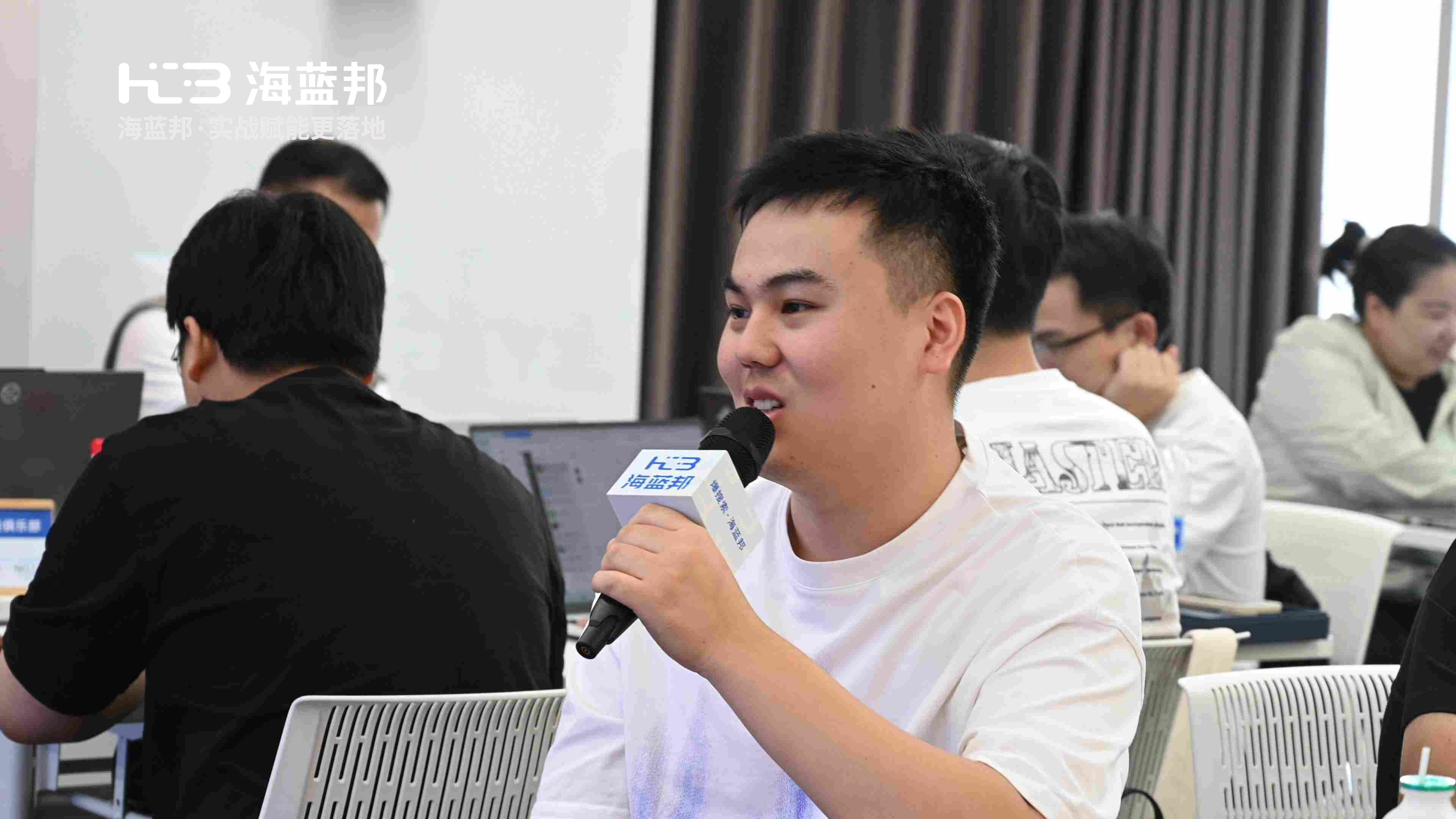 伍总与同学交流