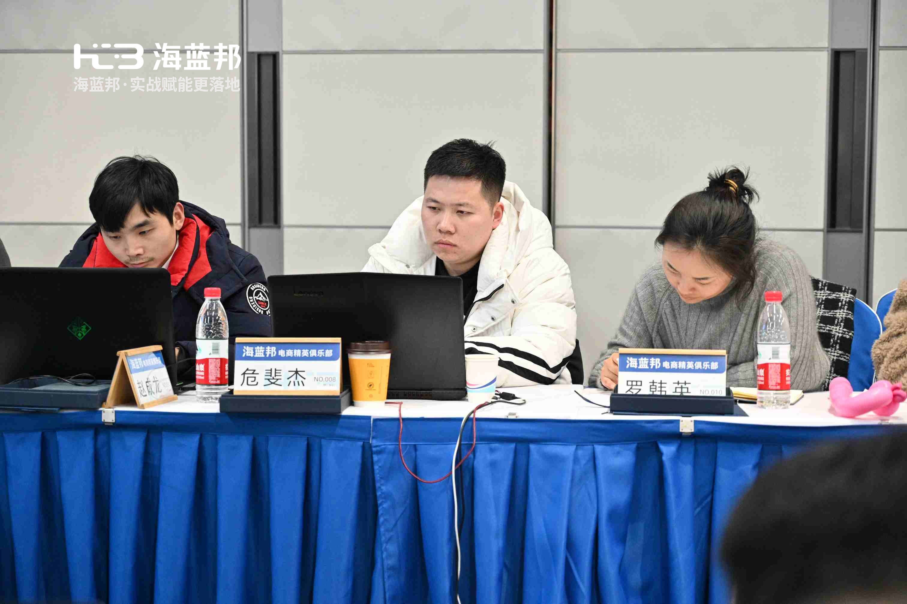危斐杰在课堂认真听课