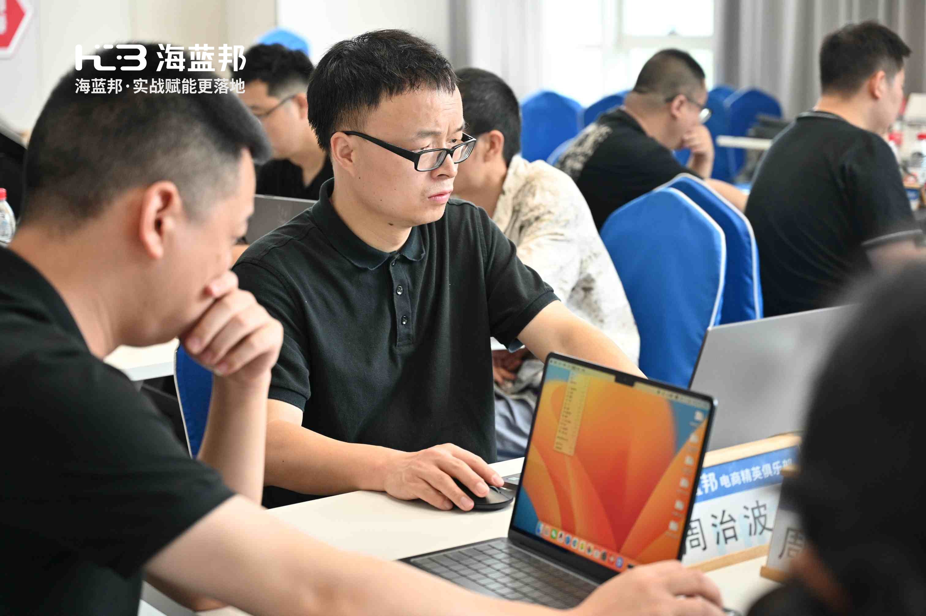 周总在课堂认真听课