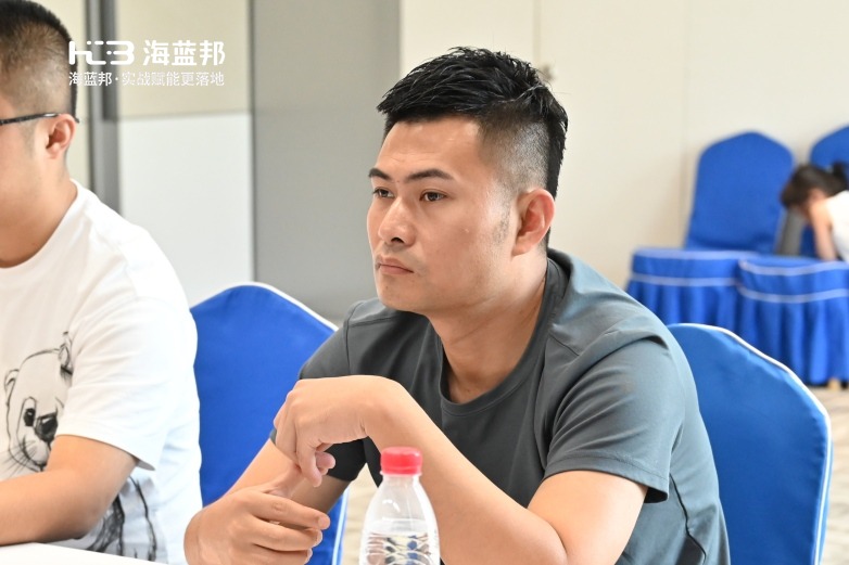 林总在课堂认真听课