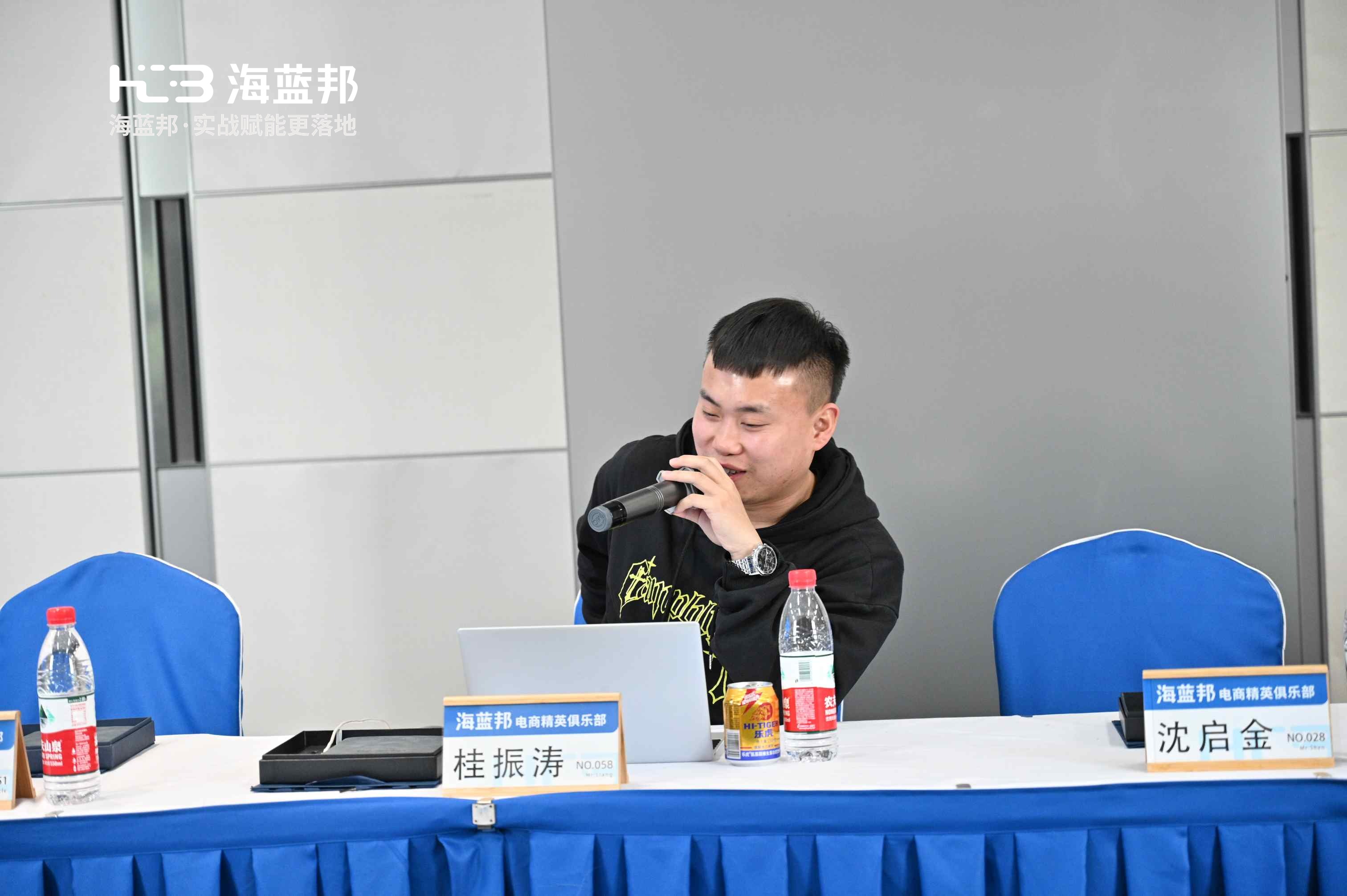桂总在课堂认真听课