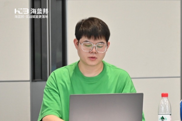 沈总在课堂认真听课
