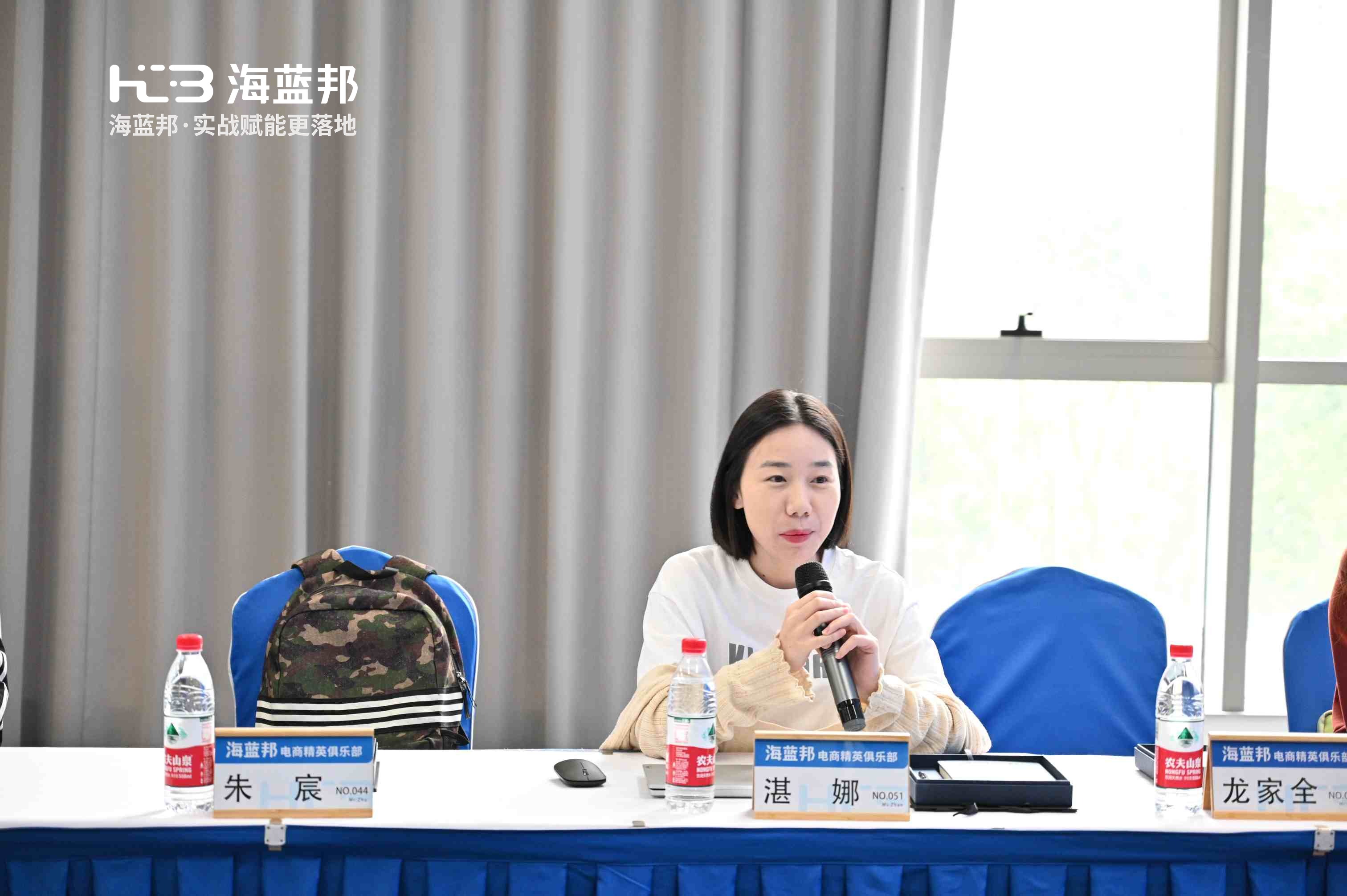 湛娜在课堂认真听课