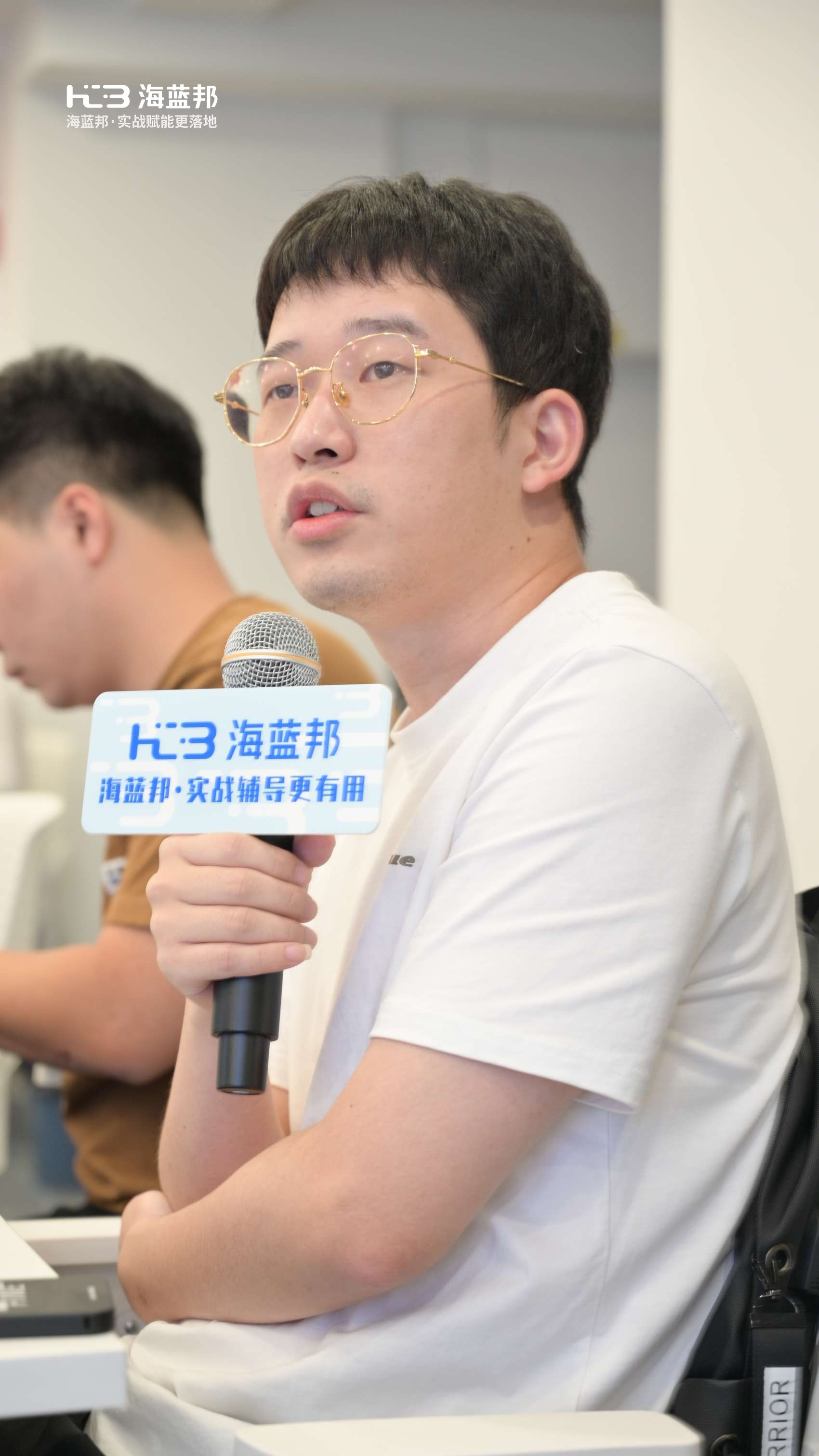 蔡总在课堂认真听课